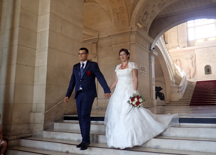 reportage de mariage, mariage, sortie de la mairie, mariées descendant les escaliers de la mairie, photographe à caen en normandie
