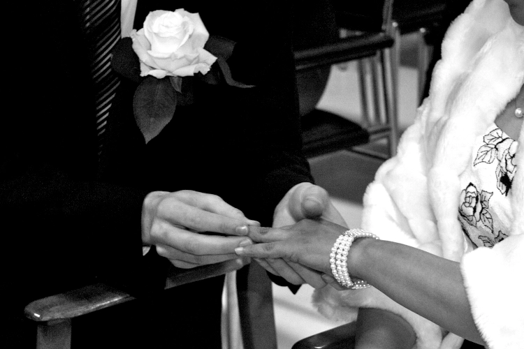 reportage de mariage, passage de la bague au doight à la mairie, photographe à caen en normandie