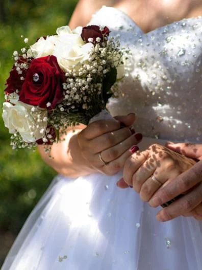 reportage de mariage, bayeux un bouquet, les mains des mariées et leurs bagues, photographe en normandie pres de caen