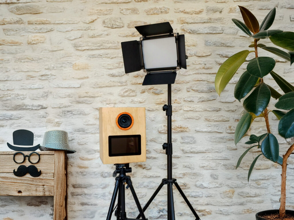 Un photobooth ne se contente pas de prendre des photos. Il attire, amuse, engage.